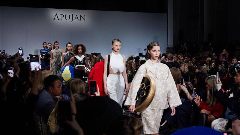 台设计师APUJAN伦敦时装周秀魔幻春夏系列　“金曲59”元素藏细节里