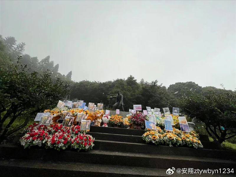 高以翔去世5年冥诞...粉丝冒雨墓园献花海　林书豪、毛加恩都没忘泄思念 时尚资讯 图1张