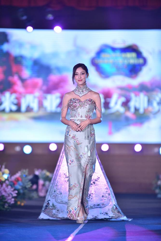 Terra温于婷摘下《国际中华小姐》冠军！将代表马来西亚出战香港 娱乐资讯 图3张