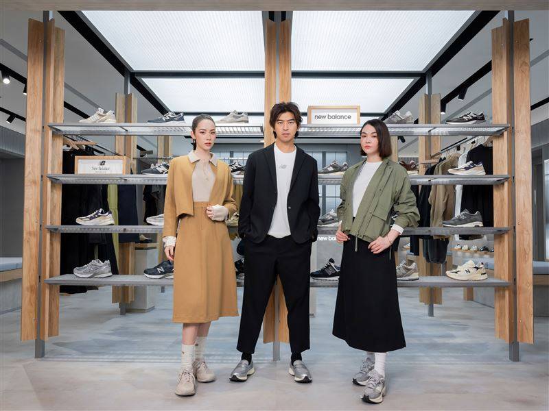 林奕岚（左起）、陈柏霖、张榕容出席“NB GREY 台中形象店”。（图／New Balance提供）