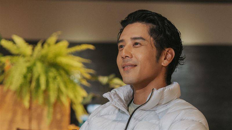 胡宇威入围金钟却悲获“来宾意外过世”　陈庭妮暖心相伴：想到仍哽咽