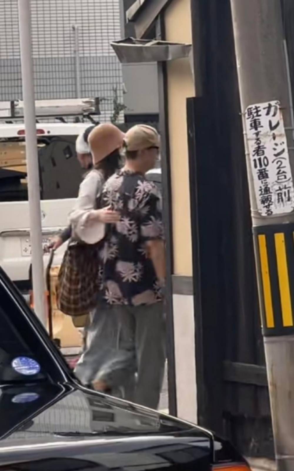 陈伟霆、何穗罕见合体!同游日本 女方出手爱的抱抱 内容图1 潮品文-大潮社旗下实时最新热点娱乐时尚数码等新闻资讯网站! 陈伟霆 何穗