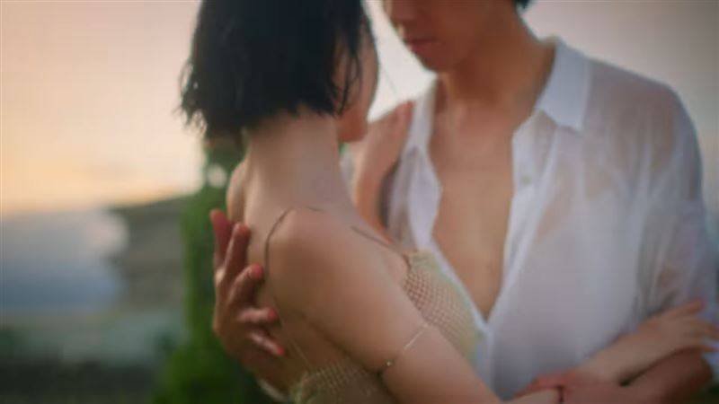 林明祯雨中与MV男主角贴身热舞。（图／翻摄自YouTube）