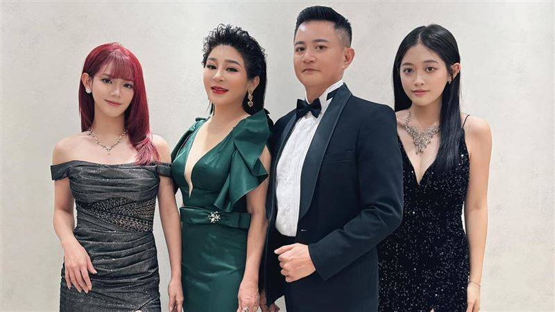 王彩桦金钟不藏了!“2超美女儿包夹”高衩白皙辣腿全露!网辣晕