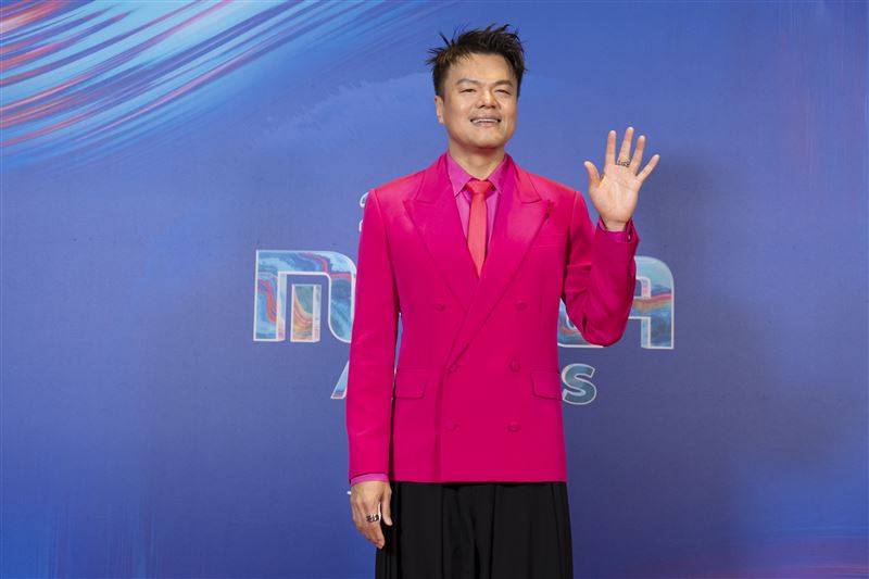 2024MAMA众星云集！ILLIT红毯俏皮登场　国际女团穿超短裙如啦啦队 时尚资讯 图7张