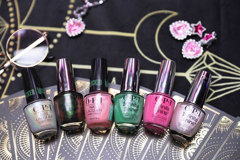 指尖上的奇幻国度!OPI WICKED魔法坏女巫联名登场 内容图2 潮品文-大潮社旗下实时最新热点娱乐时尚数码等新闻资讯网站! 全系列包含11款经典指甲油及9款如胶似漆类光缭指甲油,共20款女巫主题色。(图/品牌业者提供)