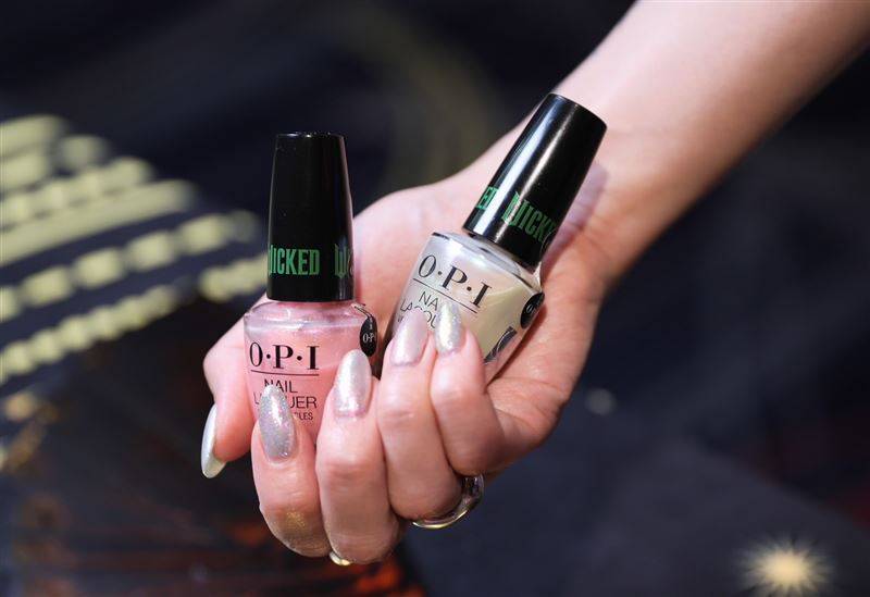 指尖上的奇幻国度!OPI WICKED魔法坏女巫联名登场 内容图3 潮品文-大潮社旗下实时最新热点娱乐时尚数码等新闻资讯网站! OPI魔法坏女巫电影联名系列新登场-好女巫“格琳达”。(图/品牌业者提供)