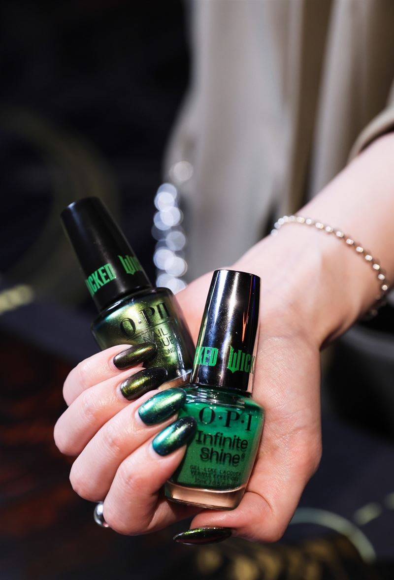 指尖上的奇幻国度!OPI WICKED魔法坏女巫联名登场 内容图5 潮品文-大潮社旗下实时最新热点娱乐时尚数码等新闻资讯网站! OPI魔法坏女巫电影联名系列-坏女巫“艾法芭”。(图/品牌业者提供)