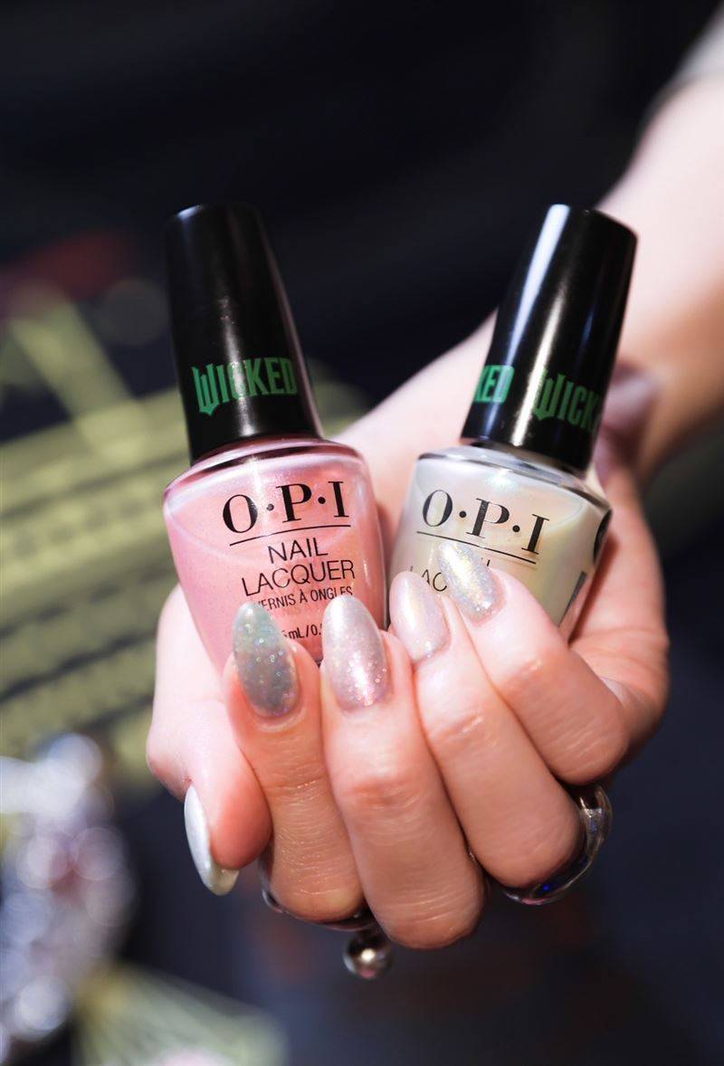 指尖上的奇幻国度!OPI WICKED魔法坏女巫联名登场 内容图4 潮品文-大潮社旗下实时最新热点娱乐时尚数码等新闻资讯网站! OPI魔法坏女巫电影联名系列新登场-好女巫“格琳达”。(图/品牌业者提供)