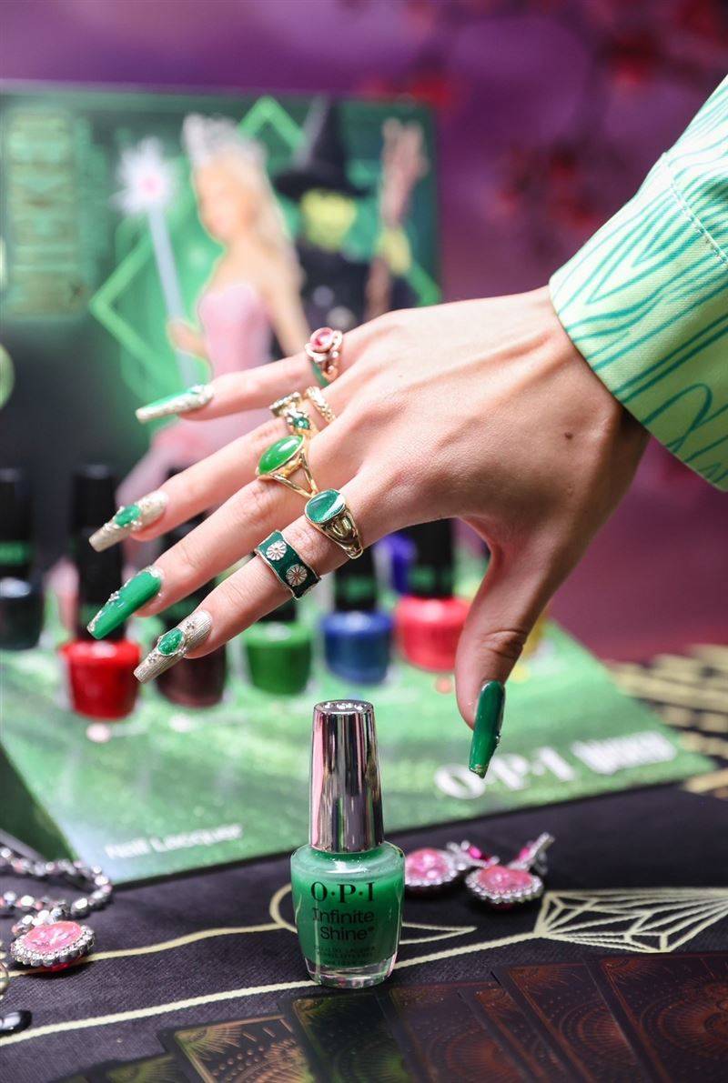 指尖上的奇幻国度!OPI WICKED魔法坏女巫联名登场 内容图6 潮品文-大潮社旗下实时最新热点娱乐时尚数码等新闻资讯网站! OPI魔法坏女巫电影联名系列-坏女巫“艾法芭”。(图/品牌业者提供)