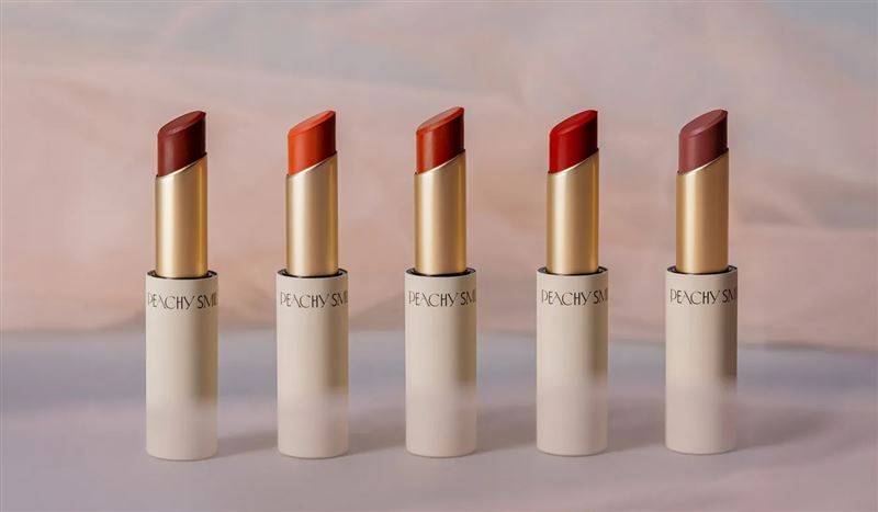 指尖上的奇幻国度!OPI WICKED魔法坏女巫联名登场 内容图9 潮品文-大潮社旗下实时最新热点娱乐时尚数码等新闻资讯网站! 纯净原生丝绒唇膏,专为亚洲人暖调肌肤研发设计的美好秋冬色系,以优雅细致日本传统色彩为基色调,挥别时尚的高定唇彩仅属于欧美的印象。(图/品牌业者提供)