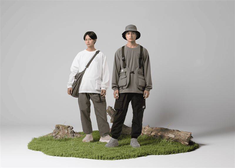 指尖上的奇幻国度!OPI WICKED魔法坏女巫联名登场 内容图13 潮品文-大潮社旗下实时最新热点娱乐时尚数码等新闻资讯网站! FILA X SLOWER联名服饰融合慢活与运动美学,打造日系潮人风,轻松驾驭都市街头到户外探险穿搭风格。(图/品牌业者提供)