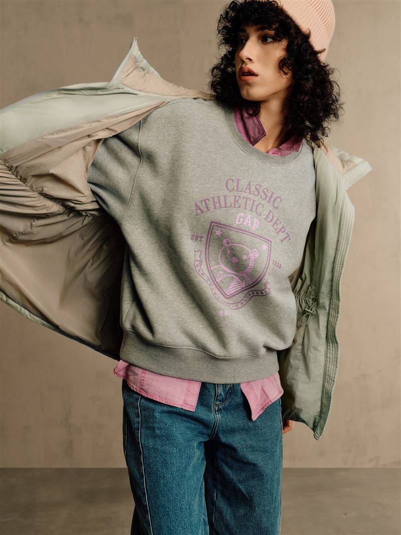 指尖上的奇幻国度!OPI WICKED魔法坏女巫联名登场 内容图16 潮品文-大潮社旗下实时最新热点娱乐时尚数码等新闻资讯网站! Gap经典大学衣可内搭长板衬衫,搭出新颖层次。(图/品牌业者提供)