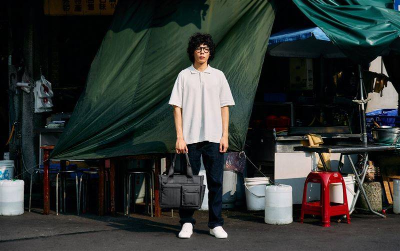 指尖上的奇幻国度!OPI WICKED魔法坏女巫联名登场 内容图19 潮品文-大潮社旗下实时最新热点娱乐时尚数码等新闻资讯网站! MELODY托特包。(图/品牌业者提供)