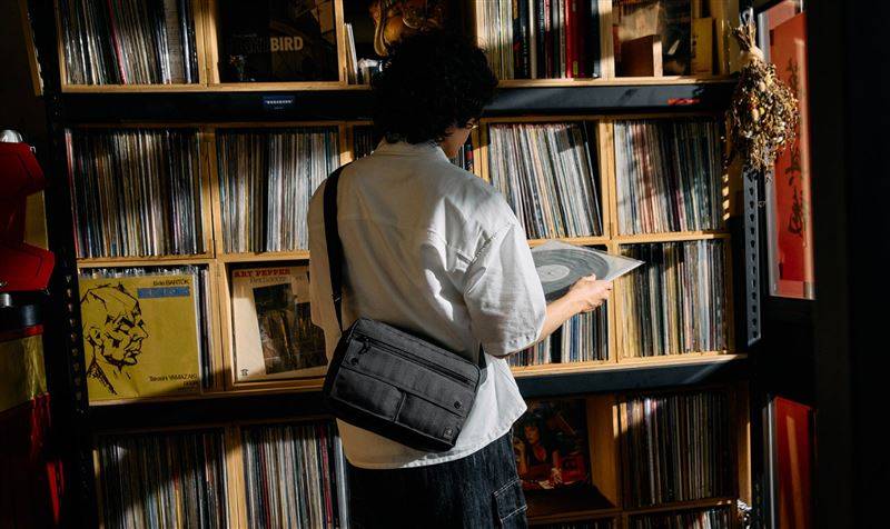 指尖上的奇幻国度!OPI WICKED魔法坏女巫联名登场 内容图20 潮品文-大潮社旗下实时最新热点娱乐时尚数码等新闻资讯网站! MELODY斜肩包。(图/品牌业者提供)