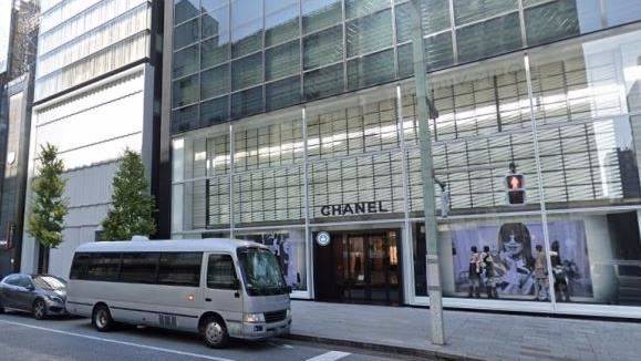 一开电源就起火！东京“香奈儿银座店”外墙巨大蝴蝶结突燃烧　路人惊吓