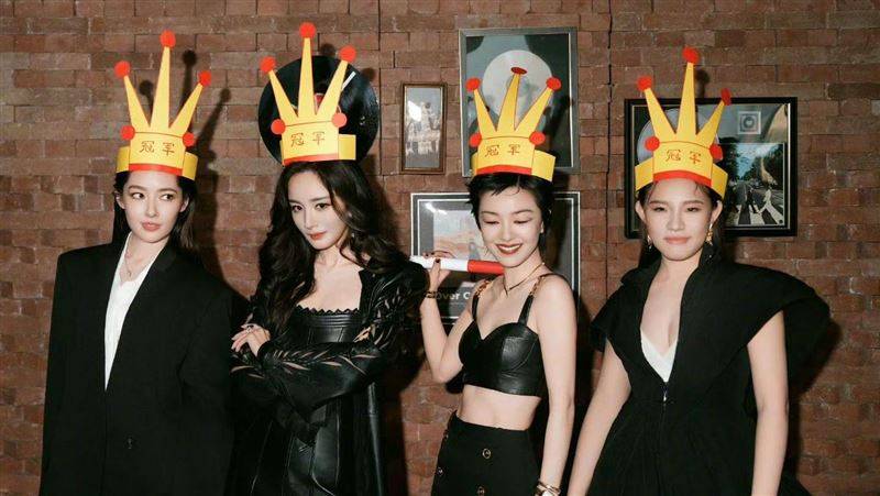 “时代姐妹花”11年合体 杨幂紧身皮裙端D奶!郭采洁黑Bra外穿拼了