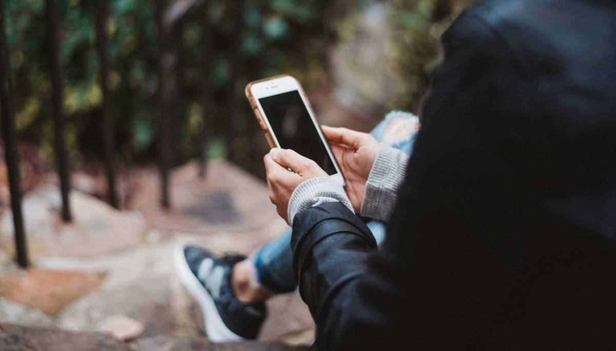 每七分钟就会看一次手机？美国调查显示：约有 8 成的人一起床就滑手机