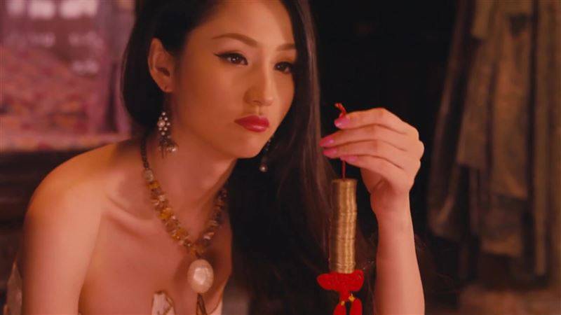 AA片女星晒九头身警花制服帅照“英挺反差感”网震撼！亲揭真实身世 时尚资讯 图1张