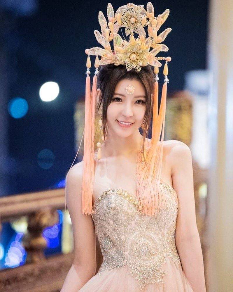 独家／“最美礼生”过年化身黄金战袍“猛蛇辣妹”美腿不藏了狂放福利！ 时尚资讯 图1张