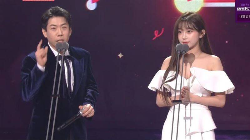 “啦啦队AI”登SBS演艺大赏任颁奖人！李珠珢羞跳“三振舞”超可爱