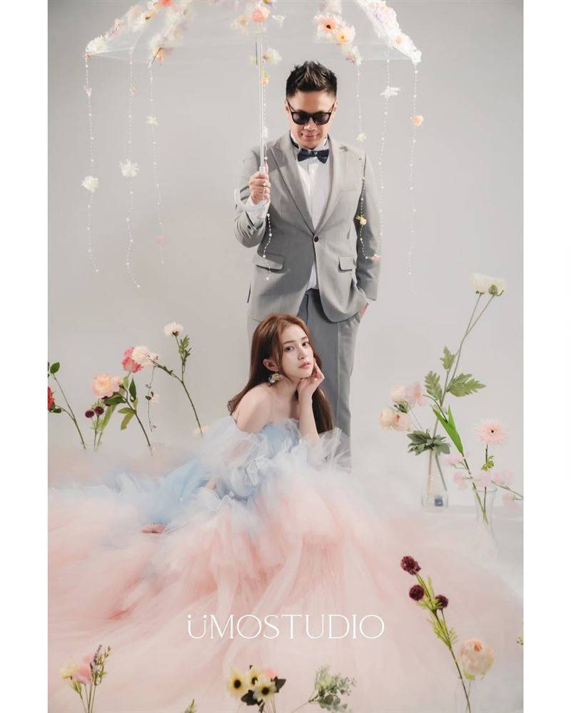 黑男、Lucy先前两人的婚纱照提前曝光。（图／翻摄自umostudio_tw IG）