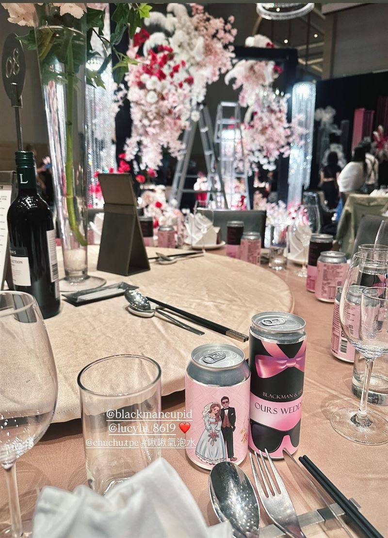 黑男与Lucy婚宴现场宴会桌布置画面曝光。（图／翻摄自andymcha IG）