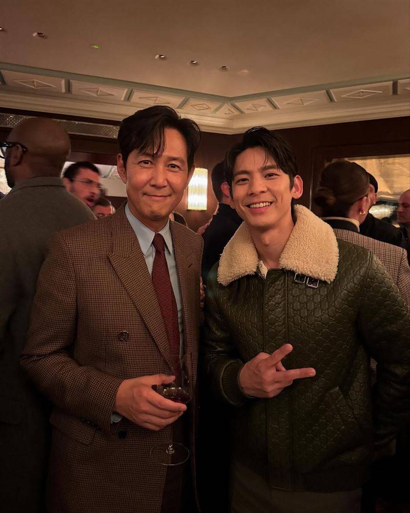 林柏宏与《鱿鱼游戏》影帝李政宰合体。（图／翻摄自from_jjlee IG）