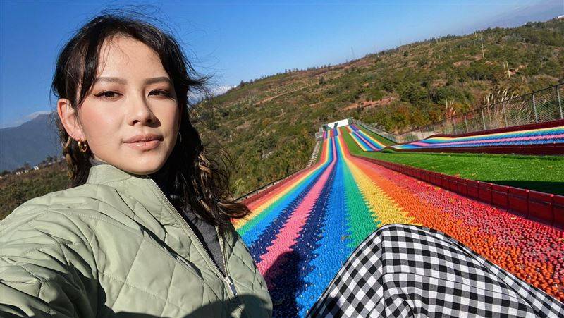 王诗安来了！飞往云南悼念方大同　感伤看向飞机窗外：去看你