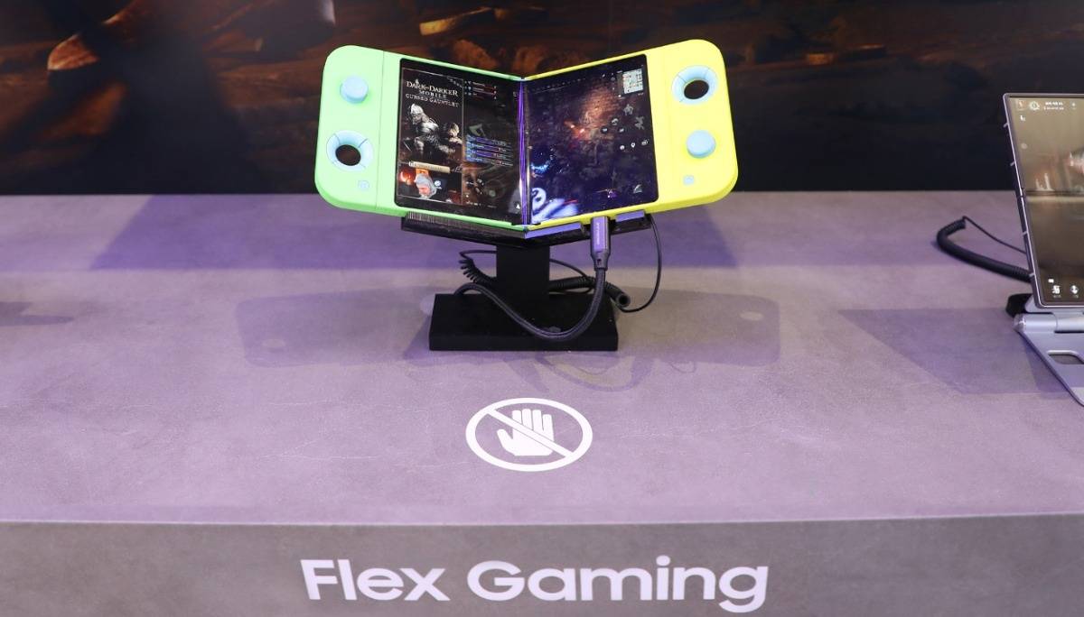 MWC 2025｜三星首款折叠游戏掌机 Flex Gaming 公开亮相