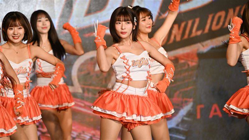 “南台最顶啦啦队”瑟七这原因台上突卡住语塞！新制服热舞亮相辣翻粉