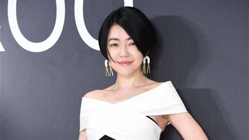 小S泪洒摄影棚影片曝光！激动摀脸不说话　丧姊之痛难平复停工半年