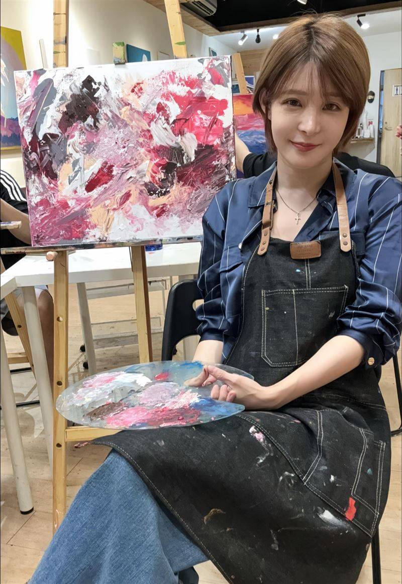 “孟子73代孙女”歌手孟庆而。（图／翻摄自孟庆而脸书）