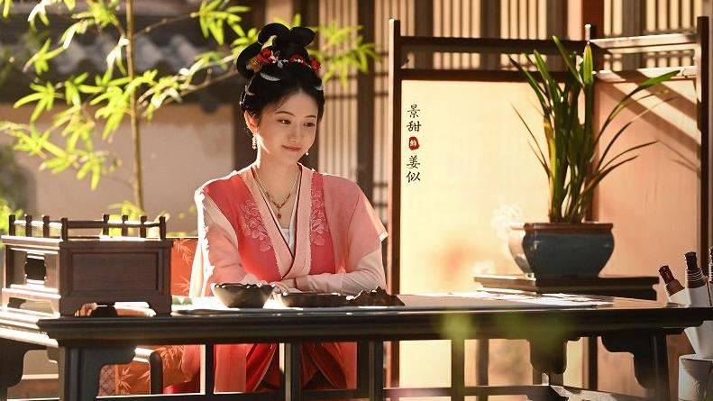 “天选古装女神”时装礼服超火辣　裙摆开衩露大腿根部！腰间肉也外泄