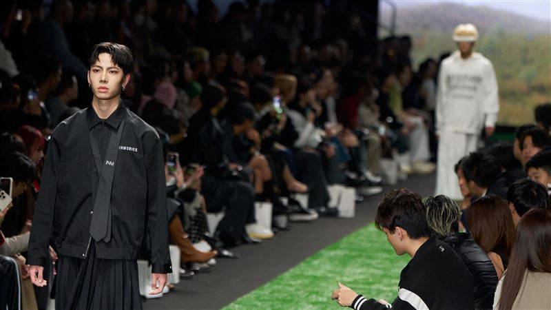 台北时装周惊见超帅男模！竟是男团成员　为走台步断食三天、罚站练体态