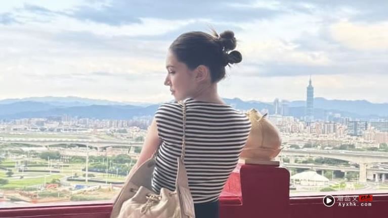 许玮甯名牌包遮肚！背影照翘臀曲线毕露　紧身裤晒铅笔腿美炸