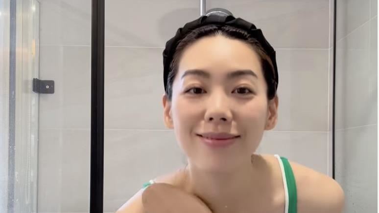 名模变地方妈妈尺度大开！洗澡片外流惊见「三角地带」　认了就是爱露