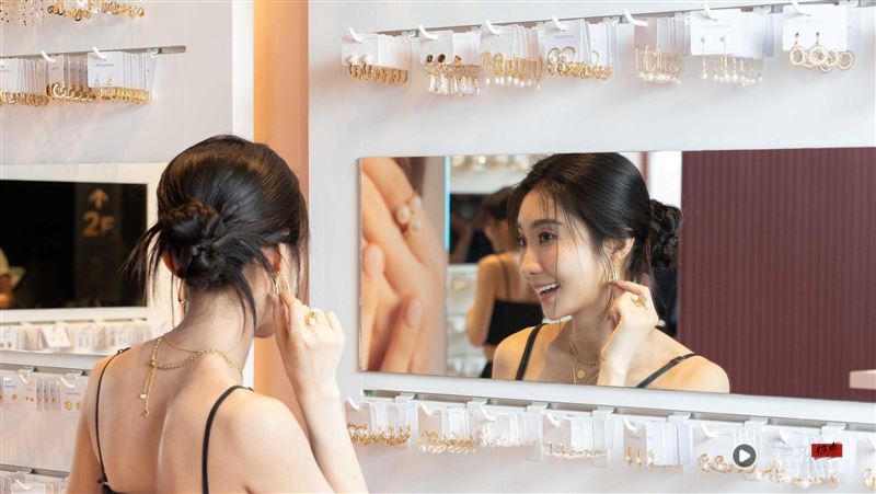 饰品miramira首登台!陈华曝搭配技巧 韩国潮牌emis插旗台中勤美诚品