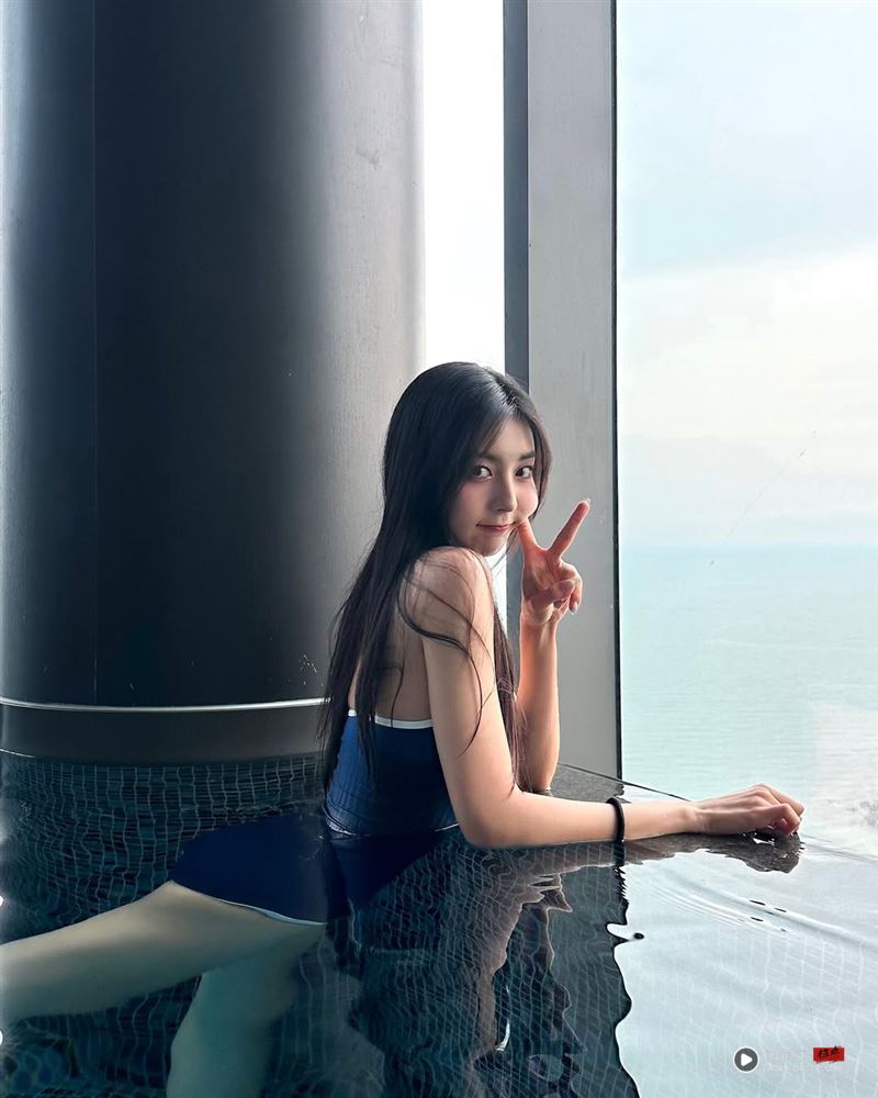 疯掉！当今“最顶2韩职女神”睦那京、朴淡备泳衣同框　超犯规视角看光 时尚资讯 图4张