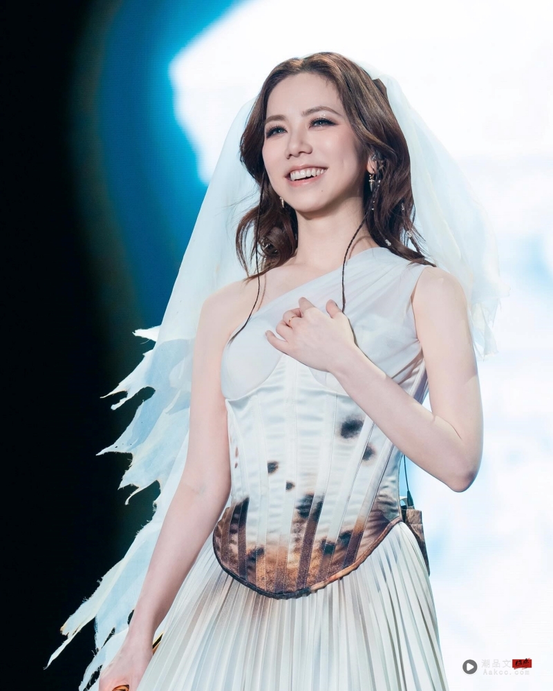 重录歌曲被指侵权！邓紫棋反呛前公司“蜂鸟”：我不会下架歌曲 娱乐资讯 图1张