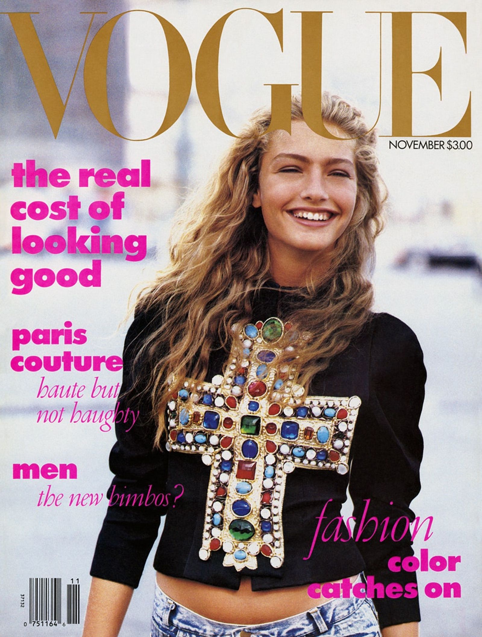 安娜溫圖出席2025年Met Gala《VOGUE》1988年11月號封面，以色列模特兒米凱拉貝爾庫穿石洗牛仔褲登場，開啟安娜溫圖顛覆傳統的總編時代。（圖／翻攝X@saintdemie）