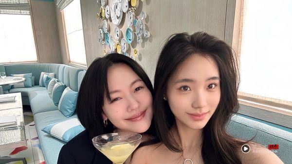 小S疗伤4个月出关了！现身爱女Lily画展气色佳　母女亲昵互动温馨