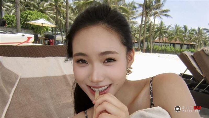 不甩展览受争议!小S二女儿Lily海岛度假晒美照 丝巾裹身胸型包不住