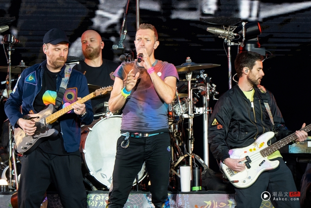 COLDPLAY演唱会变大型抓奸现场！男女亲密搂抱发现被拍后 瞬间弹开 娱乐资讯 图1张