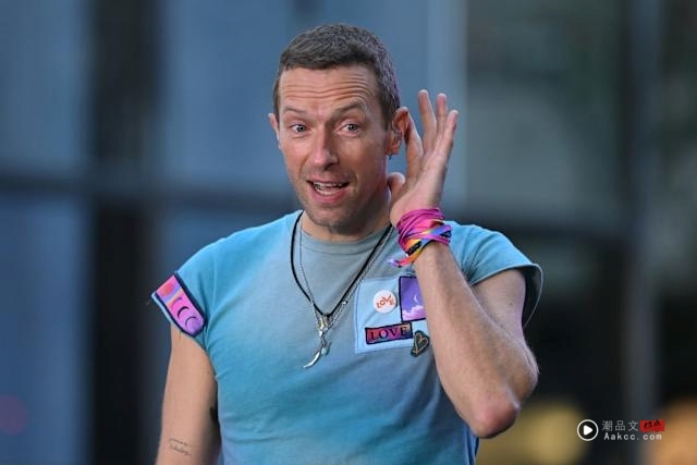 COLDPLAY演唱会变大型抓奸现场！男女亲密搂抱发现被拍后 瞬间弹开 娱乐资讯 图3张