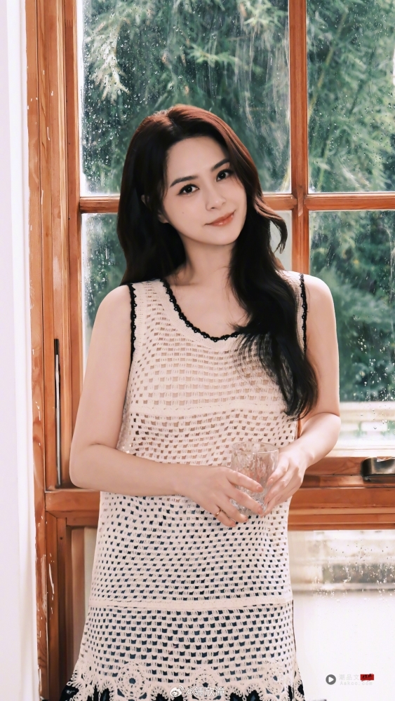 阿娇赴马来西亚拍真人秀节目！休闲打扮现身KLIA 大方为粉丝签名 娱乐资讯 图1张