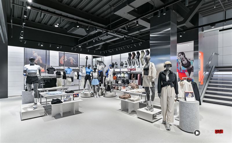 NIKE品牌体验店插旗逢甲商圈　NB 471玩心登场IU抢穿 时尚资讯 图3张