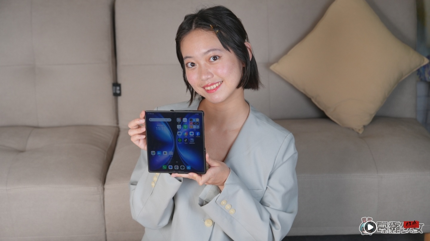 vivo X Fold5 开箱体验：折叠机也能又轻又强劲 蔡司镜头拍起来太好看了！