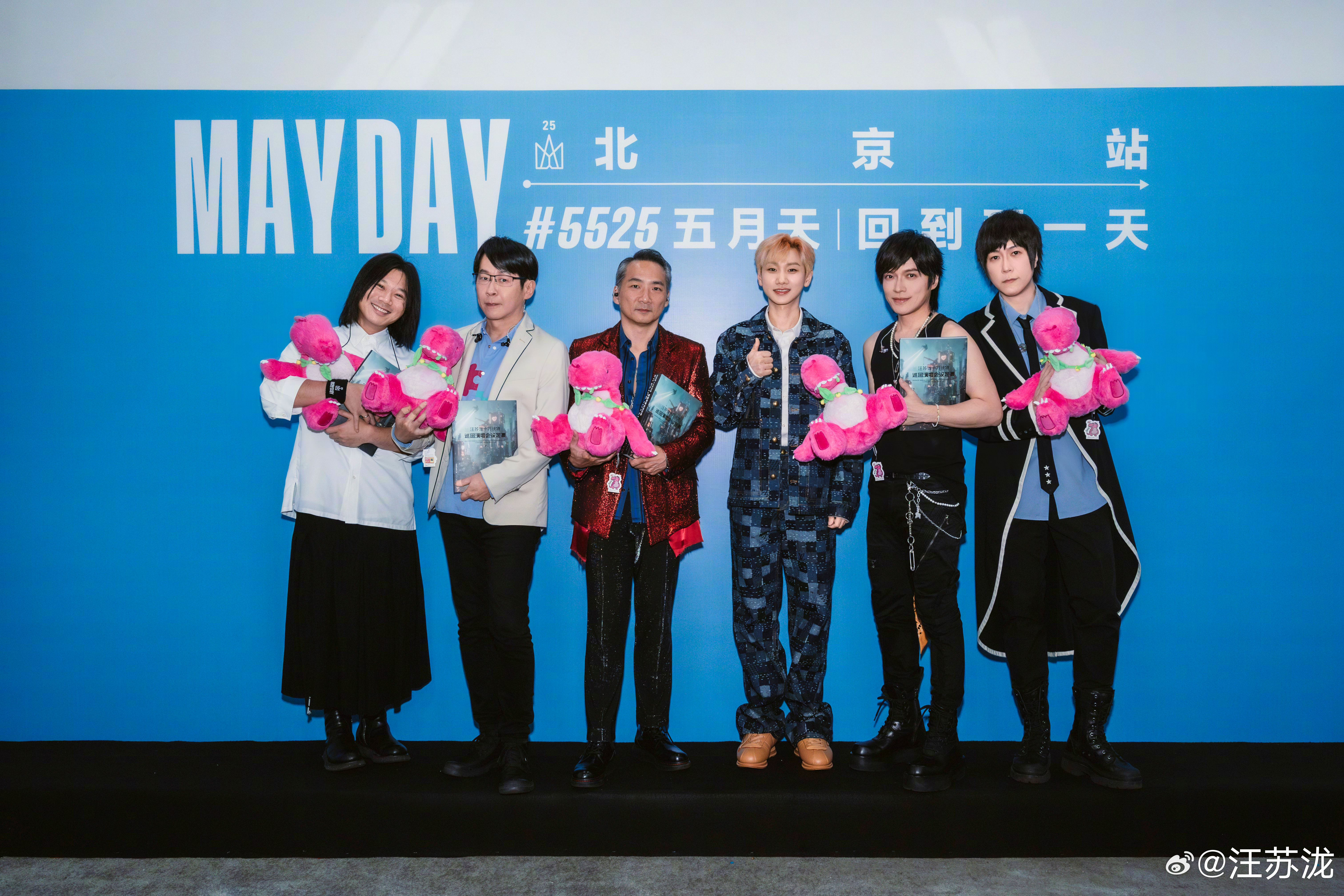 五月天演唱会现场送汪苏泷版权!“以后你可以来收钱” 内容图3 潮品文-大潮社旗下实时最新热点娱乐时尚数码等新闻资讯网站! 五月天演唱会现场送汪苏泷版权