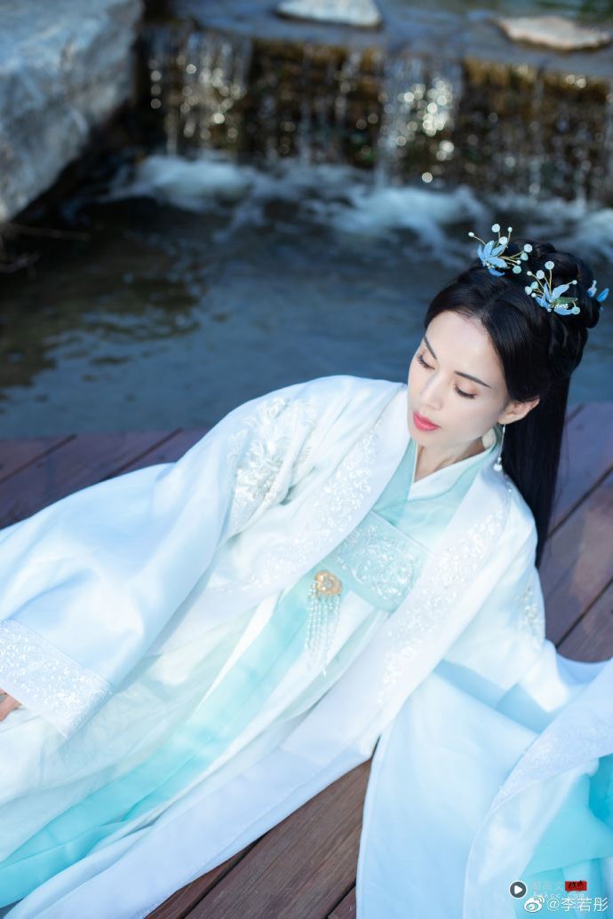 “最美小龙女”李若彤59岁了“超冻龄外貌”大方喊：年龄只是数字 时尚资讯 图1张
